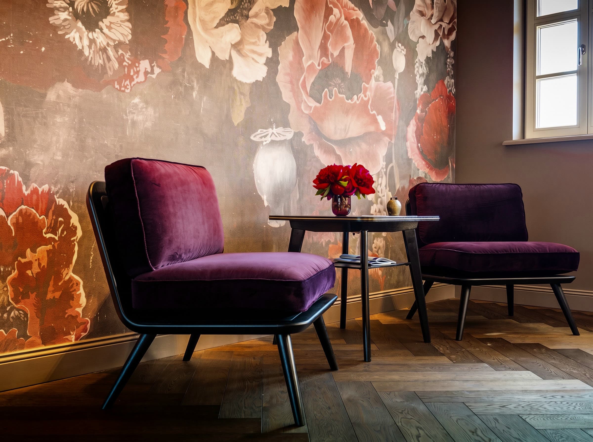 Alpenloge – Interior von Studio-Schott: Sessel in Violett vor floraler Wandmalerei