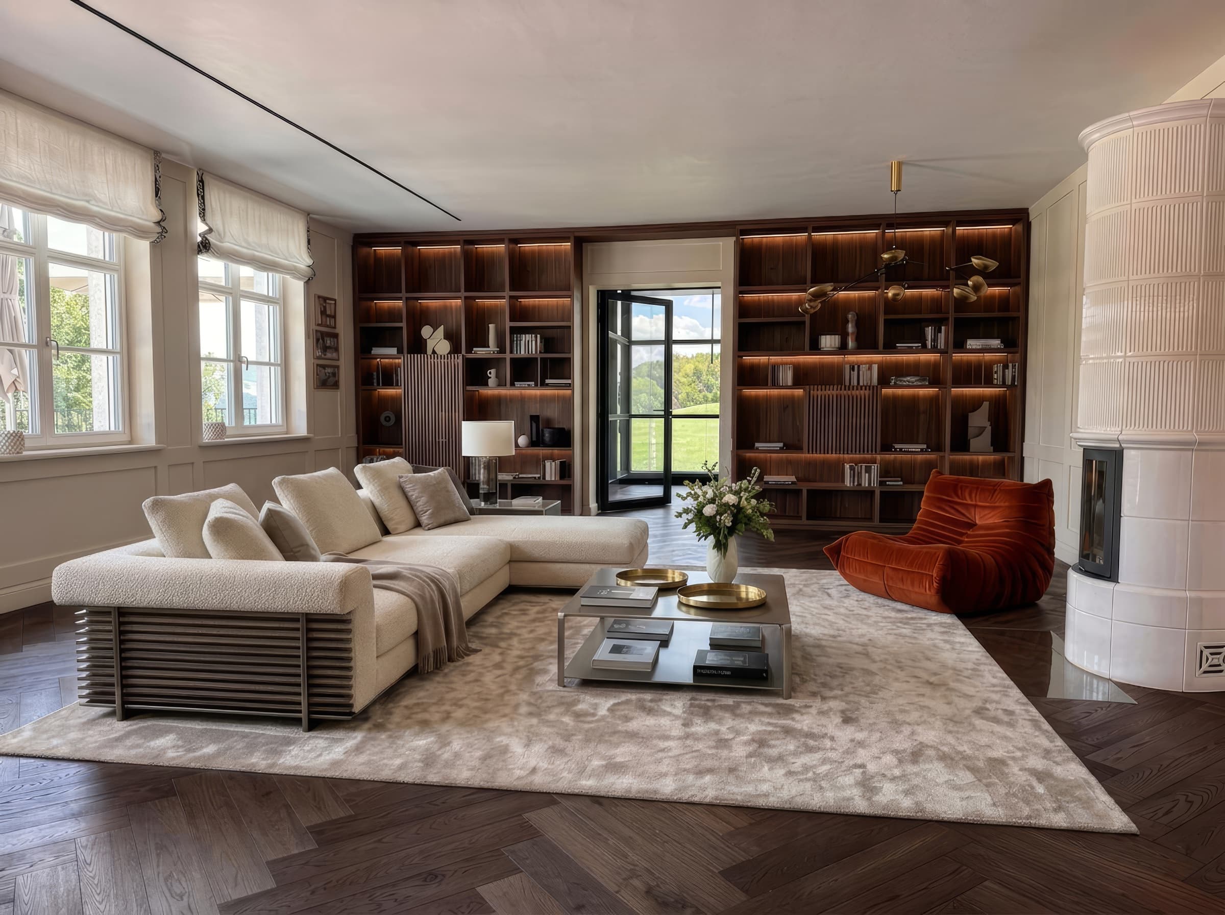 Fotorealistische Interior-Visualisierung: Wohnraum mit heller Sofalandschaft, beleuchteter Nussbaum-Bibliothek, orangefarbenem Sessel und Kachelofen
